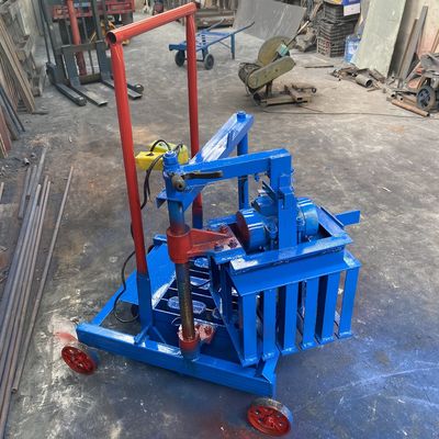 45s Ciclo de moldagem Pequena máquina móvel de fazer tijolos para obras de construção em bom estado