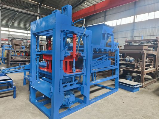 Pedido do cliente Máquina de fabricação de tijolos porosos com moldes de blocos coloridos interligados
