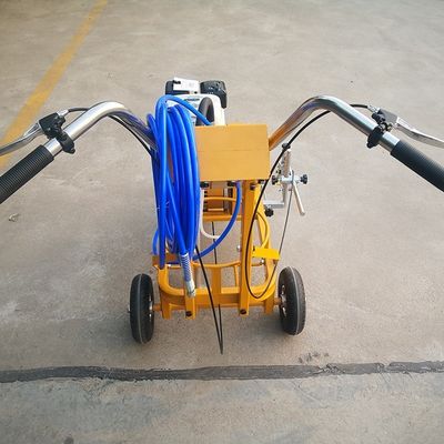 Máquina de marcação de espaços de estacionamento de pavimento de asfalto a mão com pistola de pulverização única / dupla
